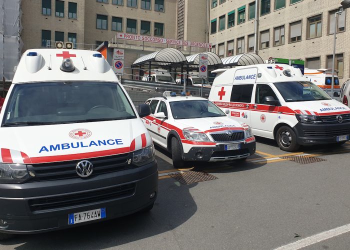 Le ambulanze e l'automedica donate alla Croce rossa per l'Ucraina