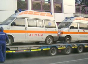 Il momento del carico delle Ambulanze
