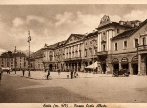 Piazza Chanoux, ancora intitolata a Carlo Alberto di Savoia, in una foto d'epoca