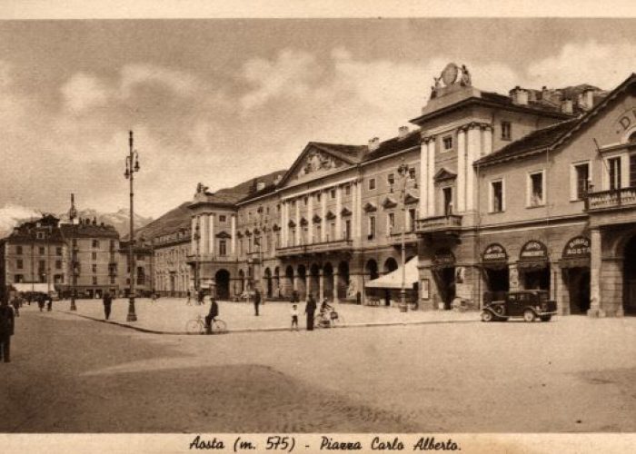 Piazza Chanoux, ancora intitolata a Carlo Alberto di Savoia, in una foto d'epoca