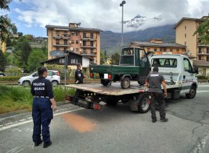 La rimozione del mezzo, dopo l'incidente.