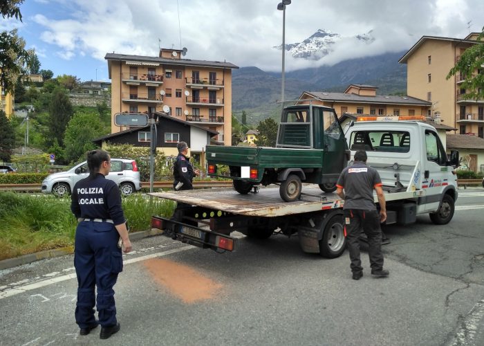 La rimozione del mezzo, dopo l'incidente.