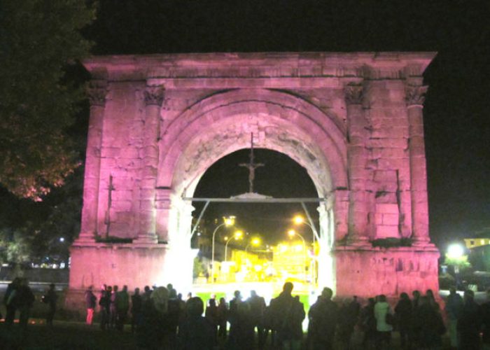 L'Arco d'Augusto in rosa per la campagna della Lilt - foto d'archivio