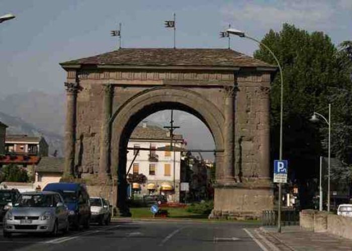 Piazza Arco d'Augusto