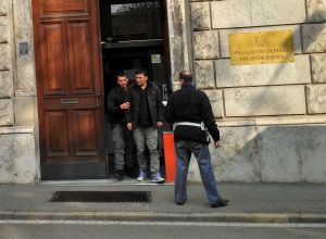 Same Koshane lascia il Tribunale per il carcere.
