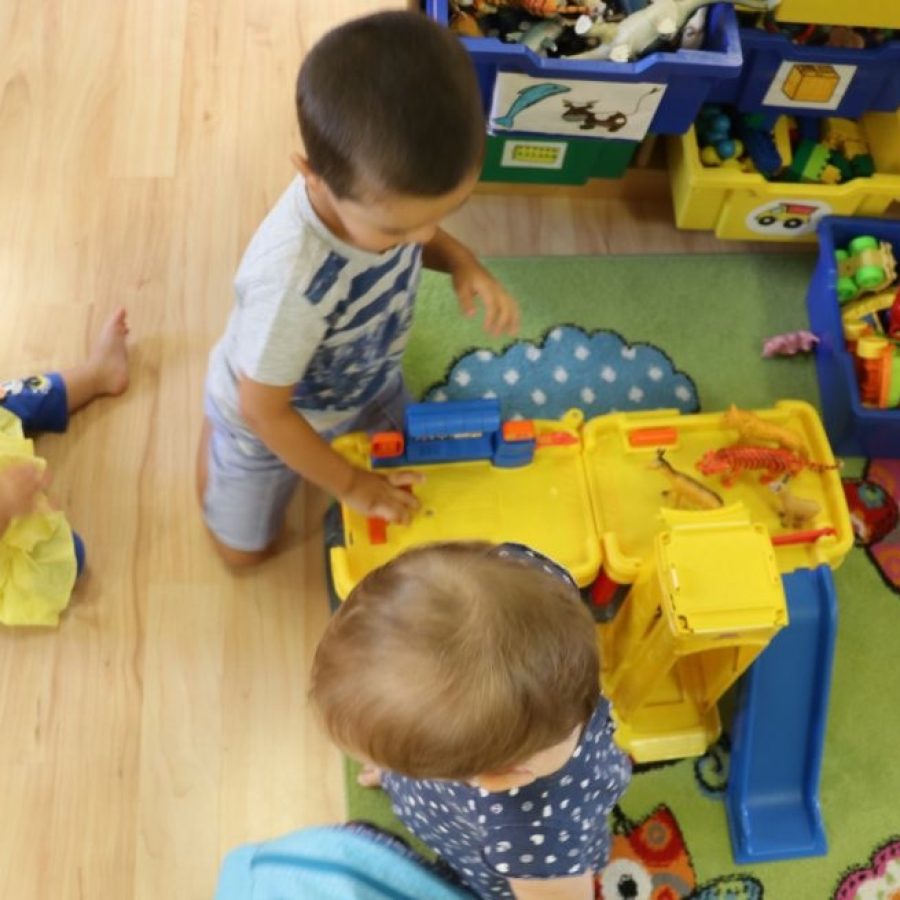 Bambini all'asilo - foto d'archivio