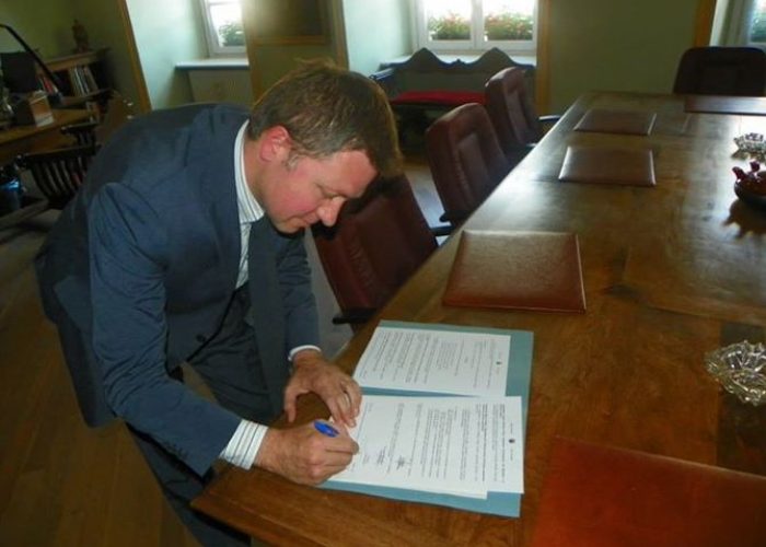 Fulvio Centoz firma il decreto di nomina degli assessori