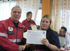 Il presidente Giovanni Anello consegna un attestato ad una volontaria