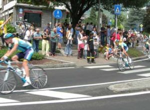 La Astana, con la maglia gialla, Contador, e Armostrong, alla rotonda dell'ospedale di Aosta