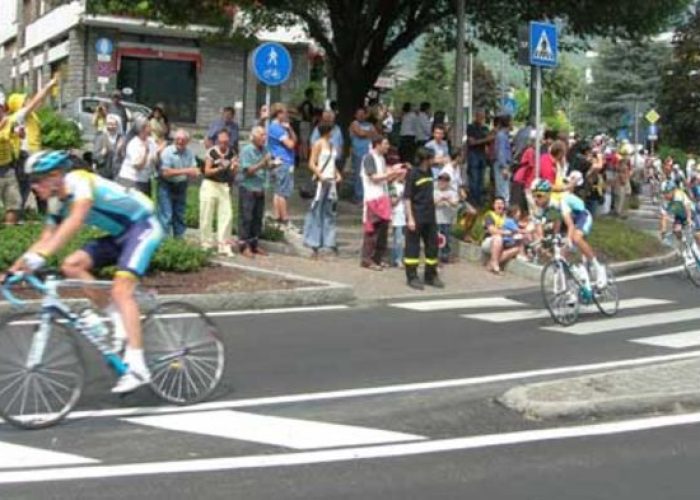La Astana, con la maglia gialla, Contador, e Armostrong, alla rotonda dell'ospedale di Aosta