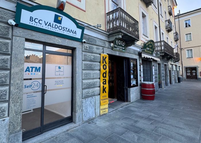 Lo sportello Atm della Bccv in piazza Chanoux