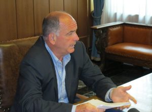 Augusto Rollandin durante la conferenza stampa