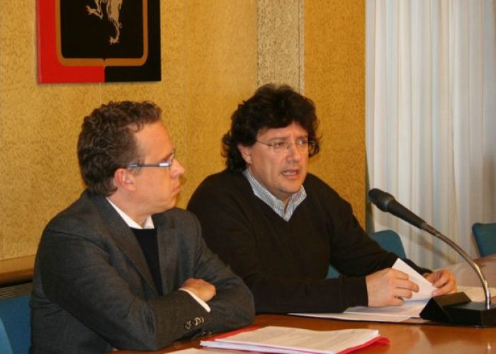 da sx il Dott. Enrico Di Martino, direttore della direzione alberghi, strutture ricettive extralberghiere e commercio, e l'Assessore Aurelio Marguerettaz