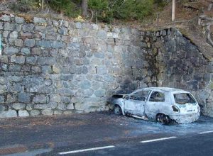 L'auto bruciata nel rogo