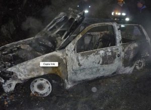 L'auto distrutta dalle fiamme a Pontboset