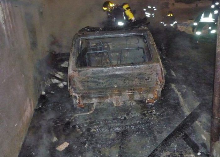 L'auto distrutta dalle fiamme ad Ollomont