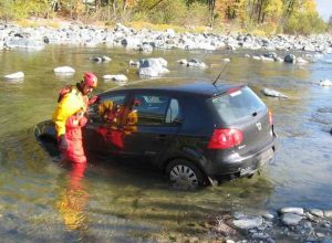 L'auto finita nella Dora