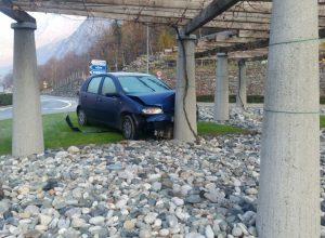 Auto contro la rotonda del vigneto