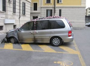 L'auto bruciata