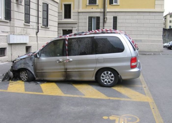 L'auto bruciata