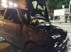 auto in fiamme