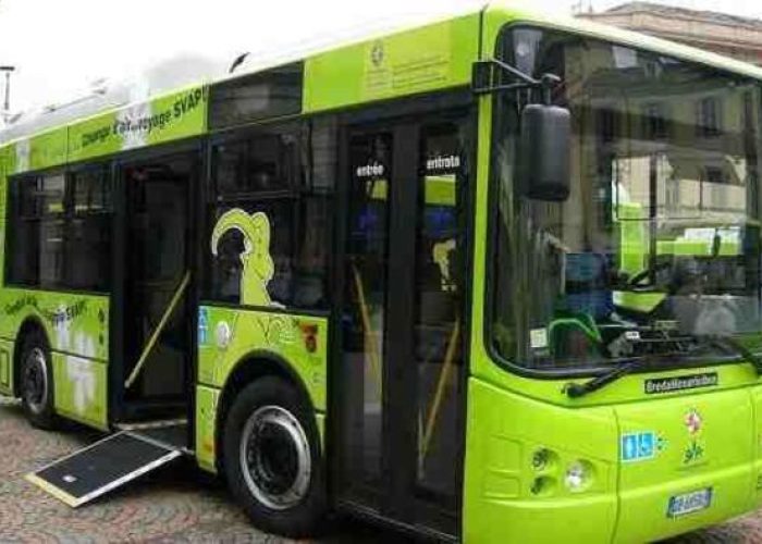 I nuovi autobus presentati in piazza Chanoux