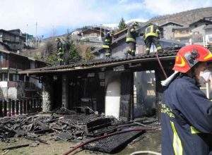 La villetta distrutta dalle fiamme a Quart