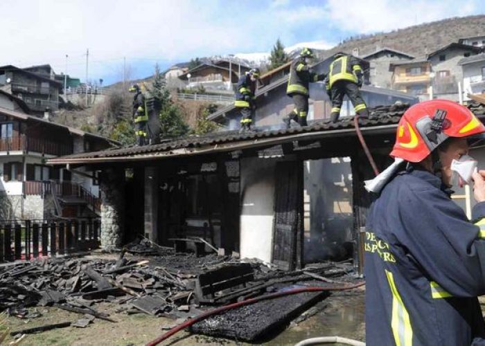 La villetta distrutta dalle fiamme a Quart