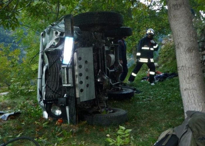 L'auto finita nella scarpata