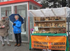 Il banchetto dell'Associazione volontariato carcerario in piazza della Repubblica