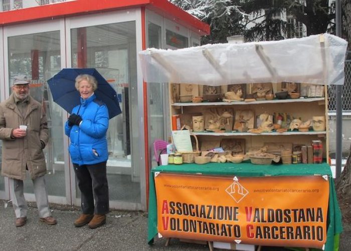 Il banchetto dell'Associazione volontariato carcerario in piazza della Repubblica