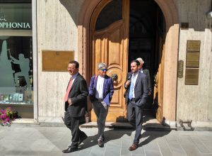 I legali dei presentatori del reclamo lasciano la Corte dei conti dopo l'udienza.