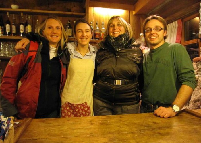 Da sx Jeannette, Francesca (proprietaria del locale), Mara e Stefano Lunardi