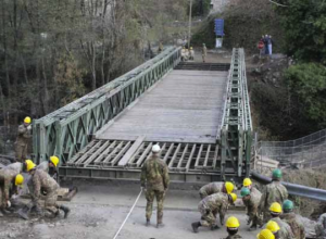 Esempio di ponte bailey - Foto esercito italiano