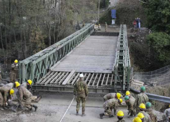 Esempio di ponte bailey - Foto esercito italiano