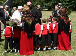 Papa Benedetto XVI davanti ai bambini delle scuole materne di Introd