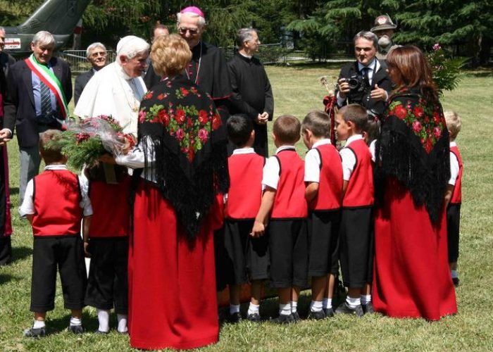 Papa Benedetto XVI davanti ai bambini delle scuole materne di Introd