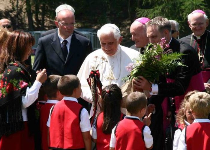 Papa Benedetto XVI davanti ai bambini delle scuole materne di Introd