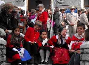 Bambini in costume tipico alla Festa delle Guide di Courmayeur