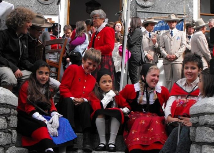 Bambini in costume tipico alla Festa delle Guide di Courmayeur