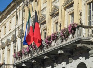 Bandiere a mezz'asta davanti al Comune di Aosta