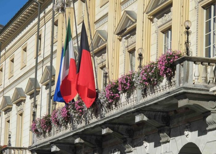 Bandiere a mezz'asta davanti al Comune di Aosta