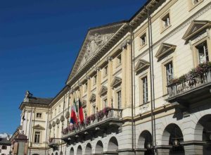 Le bandiere a mezz'asta davanti al Comune di Aosta