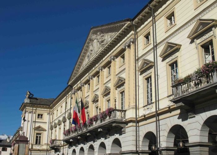 Le bandiere a mezz'asta davanti al Comune di Aosta