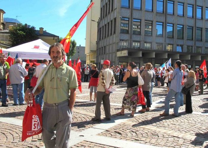 Il presidio della Cgil in piazza Narbonne