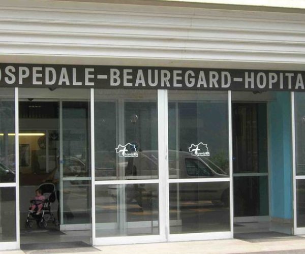 L'ingresso dell'ospedale Beauregard di Aosta
