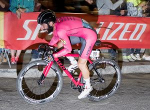 Un corridore con bici a scatto fisso. (foto Emanuele Barbaro)