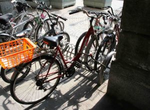 Le biciclette rosse messe a disposizione dal Comune di Aosta