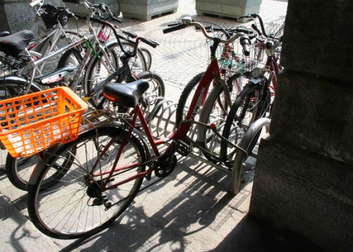 Le biciclette rosse messe a disposizione dal Comune di Aosta