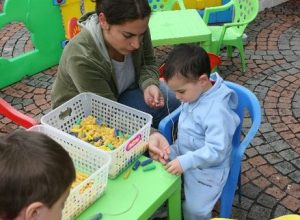 Alcuni bambini in un'attività di garderie all'esterno